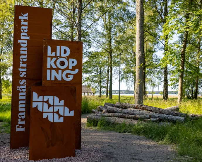 Några skyltar som ligger i gräset.