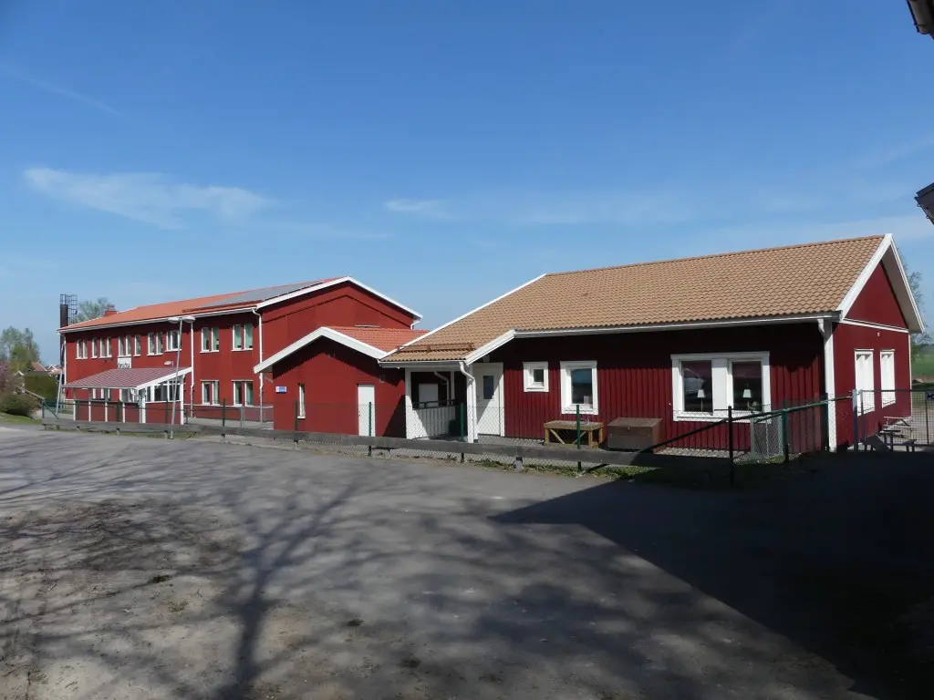 Örslösa förskolas röda träbyggnad