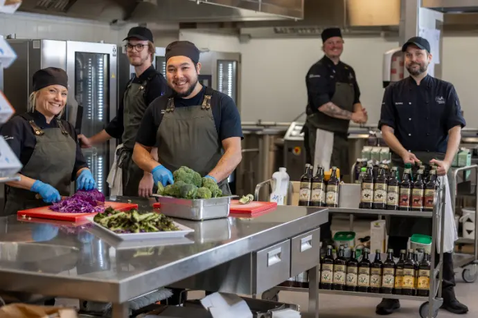 Personalen som lagar maten i Skolrestaurangen på De la Gardiegymnasiet