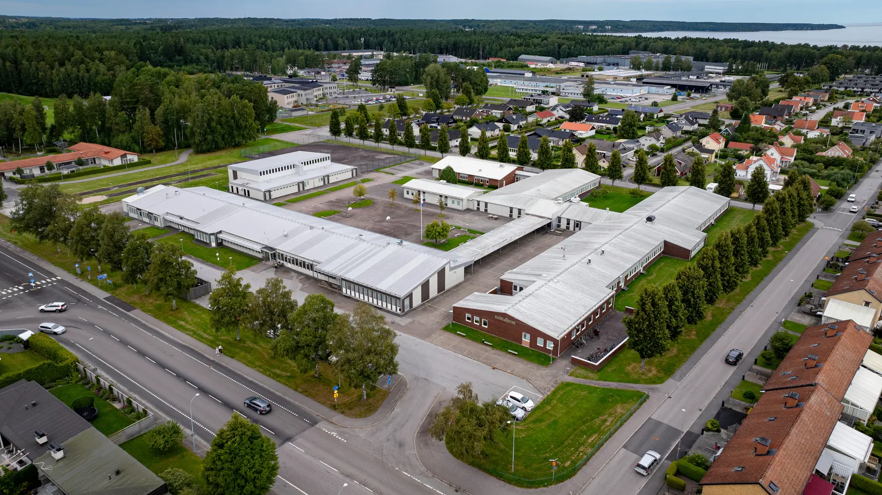 Skolgården på Dalängskolan med sina färgglada träbänkar