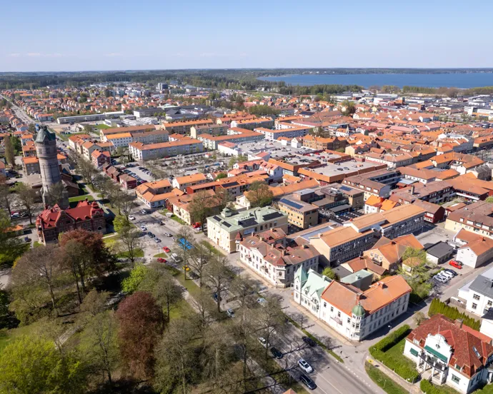 En flygbild av en stad med många byggnader.
