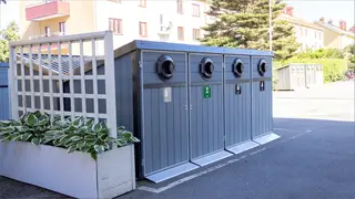 Bilden visar ett fristående sorteringsutrymme utomhus för flerbostadshus. 