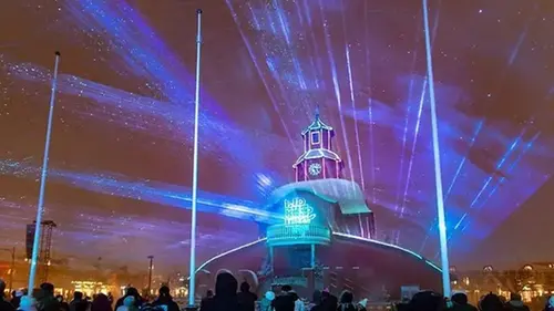 Bilden visar lasershow med Rådhuset som fond på Nya stadens torg.